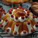 Bab  Il suo nome proviene dal polacco babka ponczowa, ovvero torta di punch. Perch nonostante il bab sia associato a Napoli, le sue origini sono tuttaltro che campane. L'inventore fu infatti il consuocero di re Luigi IV, il polacco Stanislas Leczynski. Lui, in preda a uno scatto dira, scagli il tipico kugelhupf (a base di farina, burro, zucchero, uova e uva sultanina), contro una bottiglia di rhum aperta (foto di Tremej)